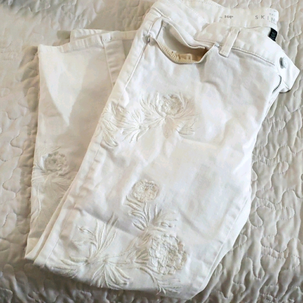 Embroidered Capri Pants